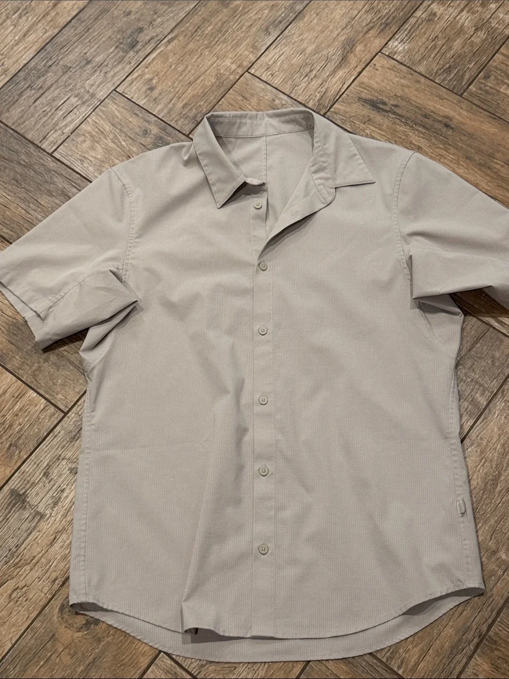 Lululemon airing easy men’s Short-sleeve button up shirt khaki tan medium